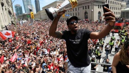 九游游戏平台-ESPN20年15大交易（上）莱昂纳德加内特带来冠军