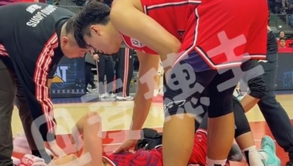 篮球比分九游体育-郭艾伦膝盖受伤倒地之后 情绪崩溃了……仰面痛哭