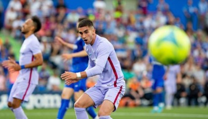 九游体育娱乐官网-巴萨赫塔菲手拉手默契球拿下西甲亚军和保级