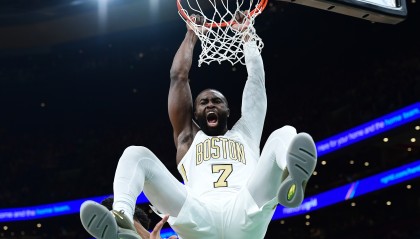 九游游戏平台-杰伦·布朗：我很壮&amp;一直猛冲筐/不回避对抗/不假摔 我竟然零罚球