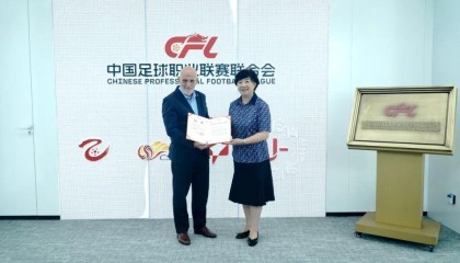 篮球比分九游体育-中足联与西甲联盟进行会谈，李克敏向特瓦斯颁发战略顾问聘书