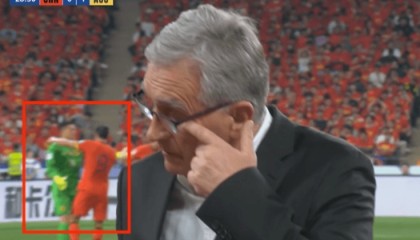 支棱起来！王大雷黄油手失误送礼后，张玉宁拥抱给前者鼓劲